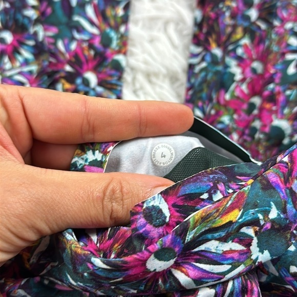 Lululemon Base Pace High-Rise Tight 28" *Brushed Floral Electric Multi - Picture 4 of 6